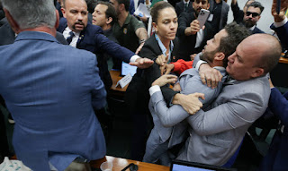 VÍDEO: DEPUTADO JANONES É CERCADO POR PARLAMENTARES DE DIREITA NA CÂMARA E DIZ QUE FOI APALPADO