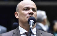 MORAES MANDA RETIRAR DEPUTADO CABO GILBERTO DA PRAÇA DOS 3 PODERES, MAS DEPUTADO ESTÁ EM OUTRO ESTADO