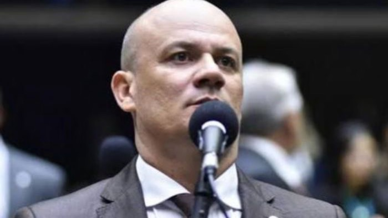MORAES MANDA RETIRAR DEPUTADO CABO GILBERTO DA PRAÇA DOS 3 PODERES, MAS DEPUTADO ESTÁ EM OUTRO ESTADO