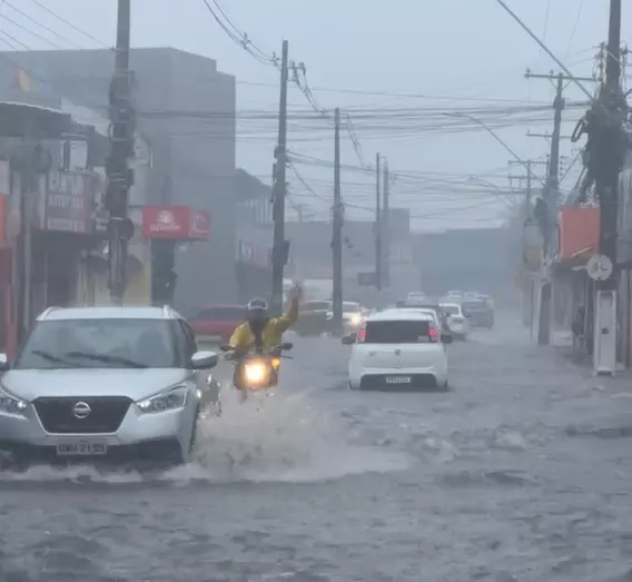 Chuvas causam alagamentos em Alagoas; rio transborda e expulsa moradores de casa em São Miguel dos Campo