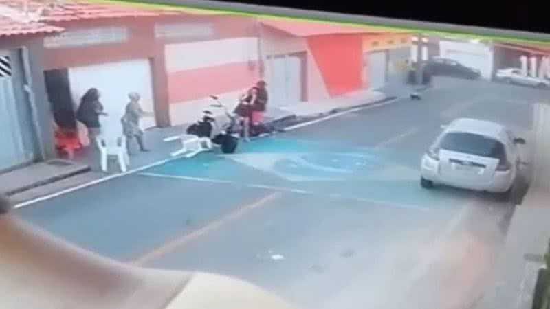 VÍDEO: BANDIDO TENTA ASSALTAR MULHERES, QUE REAGEM E O AFUGENTAM COM CADEIRADAS