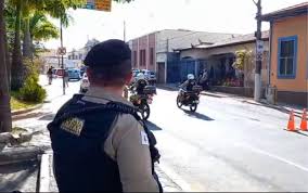 VÍDEO: MOTOCICLISTA TENTA SE EXIBIR, MAS É SURPREENDIDO POR POLICIAL