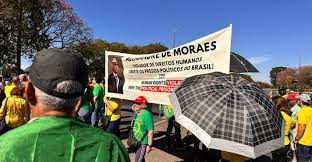 BRASIL: MANIFESTANTES FAZEM CARREATA EM PROTESTO CONTRA MORAES E LULA