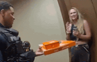 VÍDEO: POLICIAIS ENTREGAM PIZZA A CLIENTE APÓS PRENDER ENTREGADOR