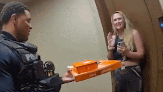 VÍDEO: POLICIAIS ENTREGAM PIZZA A CLIENTE APÓS PRENDER ENTREGADOR