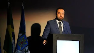 BRASIL: GOVERNADOR CANTA EM EVENTO COM MORAES
