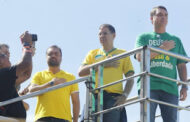 VÍDEO: FLAVIO BOLSONARO COLOCA JAIR NO VIVA-VOZ DURANTE DISCURSO EM COPACABANA