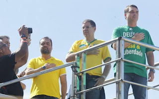 VÍDEO: FLAVIO BOLSONARO COLOCA JAIR NO VIVA-VOZ DURANTE DISCURSO EM COPACABANA
