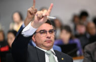 VÍDEO: FLAVIO BOLSONARO PERDE A PACIÊNCIA COM MORAES DURANTE PRONUNCIAMENTO DIANTE DE MULTIDÃO