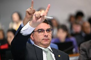 VÍDEO: FLAVIO BOLSONARO PERDE A PACIÊNCIA COM MORAES DURANTE PRONUNCIAMENTO DIANTE DE MULTIDÃO