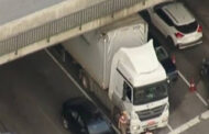 VÍDEO: CAMINHÃO ENTALA EM VIADUTO E ATRAPALHA TRÂNSITO EM SP