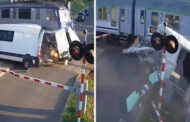 MUNDO: MOTORISTA DE VAN FICA “PRESO” EM TRILHO E É ATINGIDO EM CHEIO POR TREM