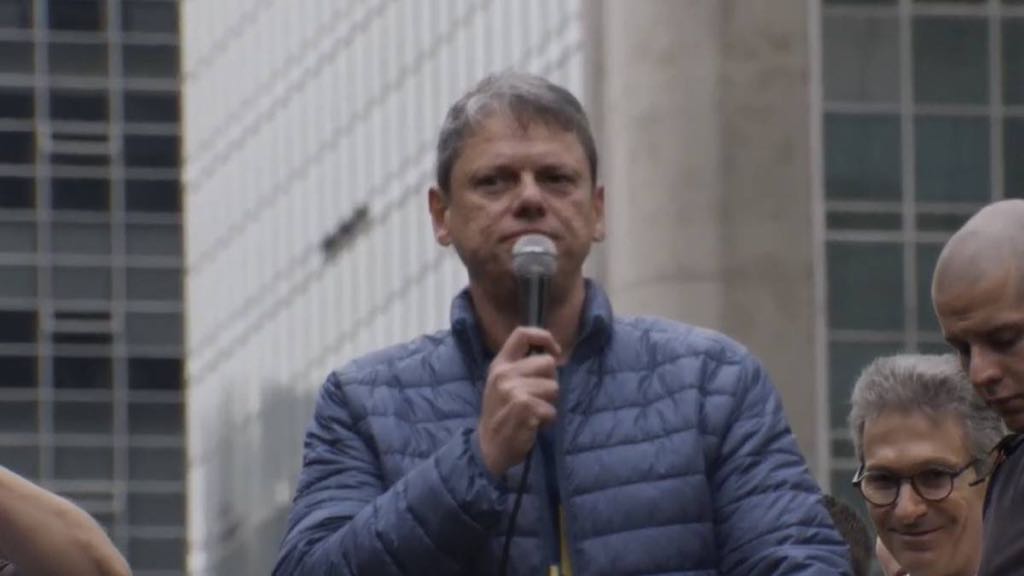 Tarcísio defende Bolsonaro como candidato em 2026: “Deixa ele ir para a urna”