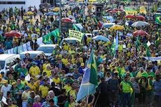 BRASIL: MULTIDÃO FAZ MANIFESTAÇÃO EM BRASÍLIA PELA ANISTIA