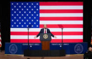 MUNDO: TRUMP É OVACIONADO EM EVENTO MILITAR