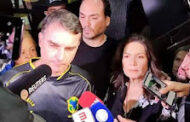 BRASIL: FLAVIO BOLSONARO CHORA DURANTE ORAÇÃO PARA JAIR EM VIGÍLIA