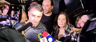 BRASIL: FLAVIO BOLSONARO CHORA DURANTE ORAÇÃO PARA JAIR EM VIGÍLIA