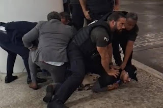 BRASIL: HOMEM É PRESO AO SE ACORRENTAR NO CONGRESSO NACIONAL