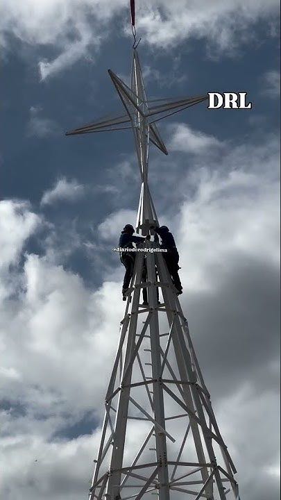 VEJA VÍDEO – Após retirada da antiga estrutura, nova árvore de Natal é instalada na Represa de Rio Preto