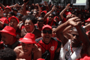 Festa do tetra da Libertadores do Flamengo atrai multidão no Circuito Preta Gil, rubro-negra declarada