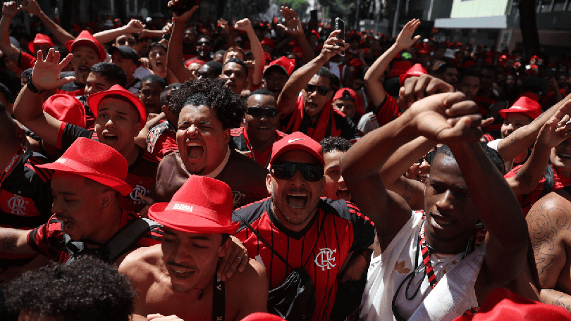 Festa do tetra da Libertadores do Flamengo atrai multidão no Circuito Preta Gil, rubro-negra declarada