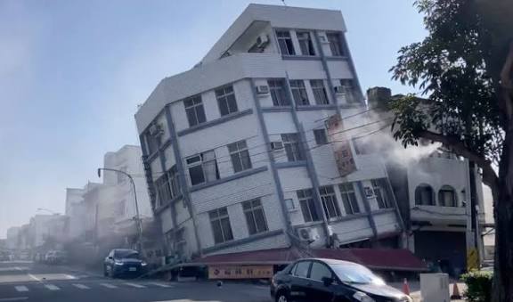 MUNDO: FAMÍLIA BUSCA AJUDA DURANTE TERREMOTO EM TAIWAN