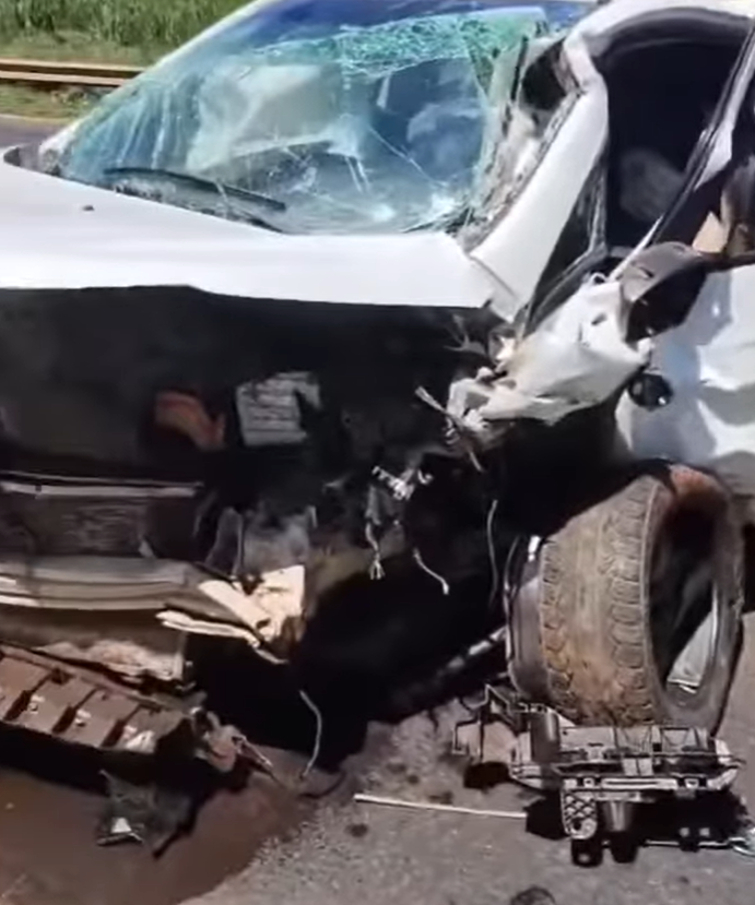 VEJA VÍDEO – Colisão frontal entre veículos deixa dois motoristas em estado grave na BR-153