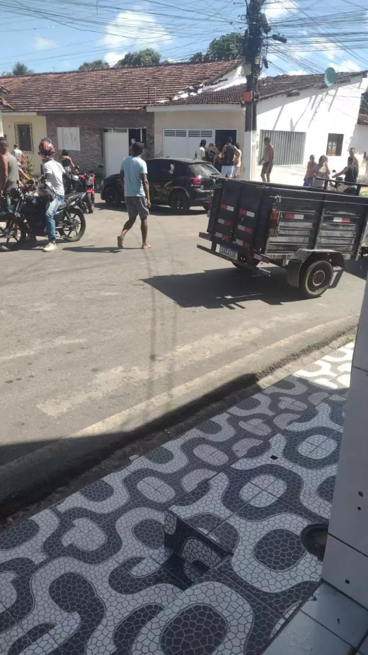 Homem é morto na porta de casa; vítima ainda tentou correr para dentro do imóvel