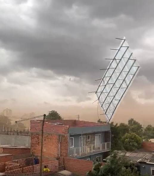 MUNDO: TELHADO DE PRÉDIO VOA DURANTE TEMPESTADE