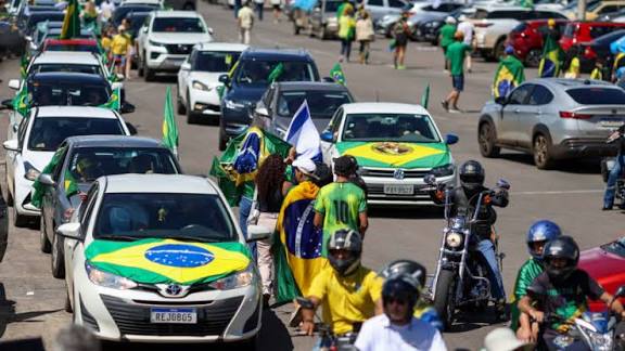 BRASIL: CARREATA DE APOIADORES DE BOLSONARO REÚNE MAIS DE 200 CARROS EM BRASÍLIA