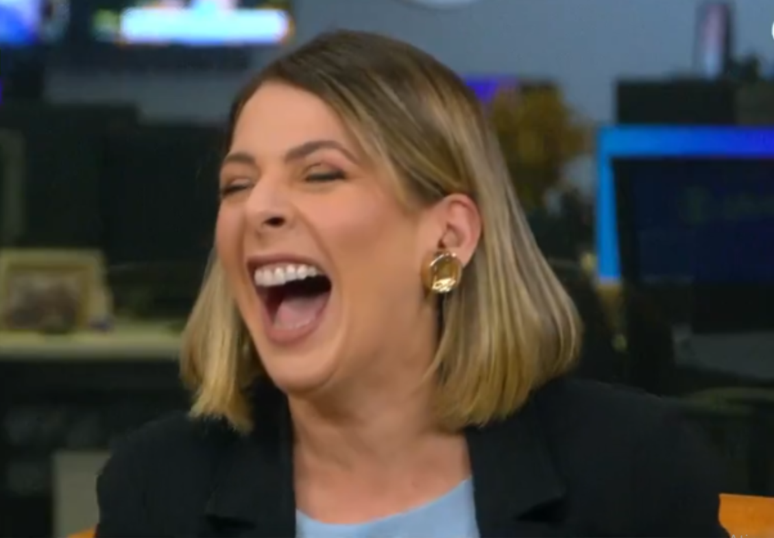 Daniela Lima rir, debocha e faz piada com queda e traumatismo craniano de Jair Bolsonaro; VÍDEO!