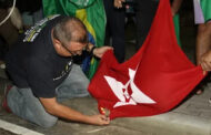 BRASIL: LULISTA PROVOCA MANIFESTANTES DE DIREITA, DEIXA BANDEIRA DO PT CAIR E É SURPREENDIDO