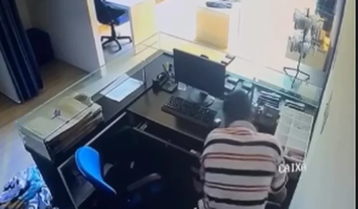 Loja oficial do CSA é furtada e câmeras registram ação em plena tarde