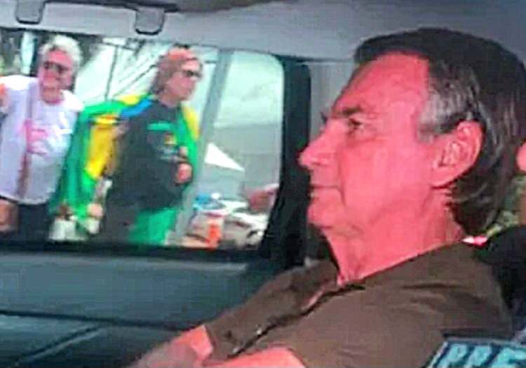 Bolsonaro faz exames em hospital e volta à cela na PF