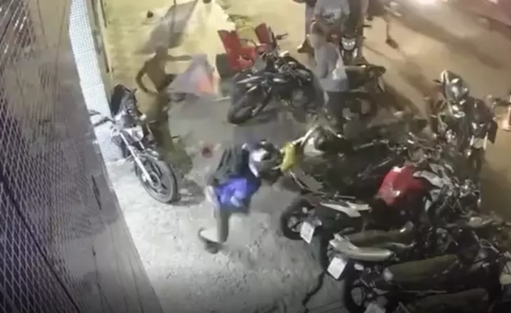 Torcedor do CRB é cercado por grupo, agredido e tem camisa arrancada à força em Maceió