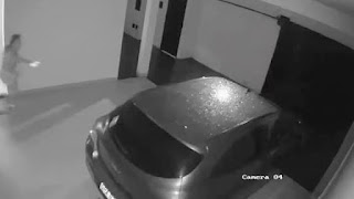 BRASIL: CARRO SE MOVE SOZINHO EM GARAGEM, DERRUBA PORTÃO E ASSUSTA MULHER