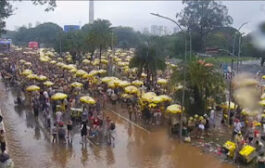 BRASIL: CHUVA FORTE EM SP DEIXA FOLIÕES ILHADOS EM BLOCO DE CARNAVAL