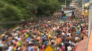 BRASIL: FOLIÕES SUPERLOTAM BLOCO E DERRUBAM GRADE DE ESCOLA