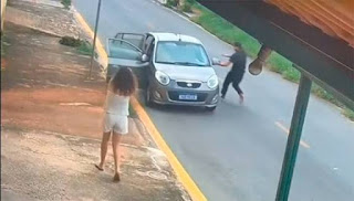 BRASIL: BARBEIRO IMPEDE TRAGÉDIA APÓS CARRO COM CRIANÇAS DESCER SOZINHO PELA RUA EM MG