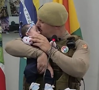 BRASIL: POLICIAL É HOMENAGEADO APÓS SALVAR BEBÊ DE 45 DIAS
