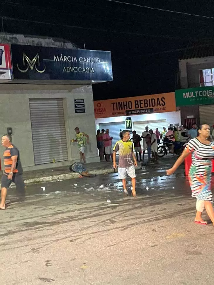 Polícia registra assassinato em bloco de rua; suspeito teria abraçado a vítima